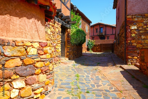 Edificaciones de color rojo en el pueblo de la Madriguera en la provincia de Segovia, España. photo