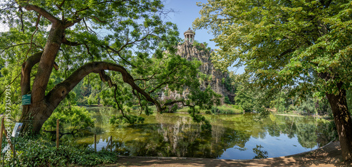 Photos Paris, France - 06 14 2025: Buttes-Chaumont Park