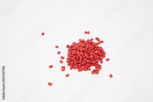 Fotografía Masterbatch als Farbchips mit kleinen Pellets in dunkelrot - Farbgranulat aus Weich-PVC bzw