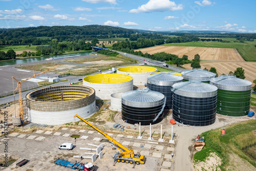 Großbaustelle mit Baukran für eine Biogasanlage für die regionale Energieversorgung, Luftbild. photo