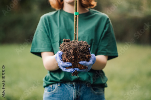Valokuva Volunteer holding a small tree for planting