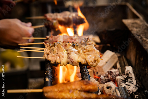 炭火で焼く焼き鳥