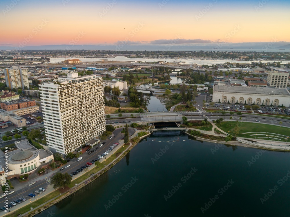 Fototapeta premium Aerial view of Lake Merritt Oakland, California, USA, at dusk. The image captures the city's skyline, Lake Merritt, and surrounding urban landscape, showcasing the city's beauty.