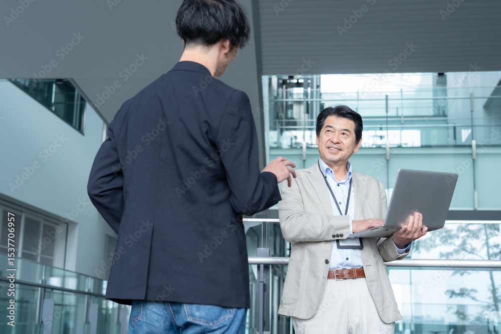 Fototapeta premium オフィスで打ち合わせをするエンジニア 撮影協力：スカパー東京メディアセンター