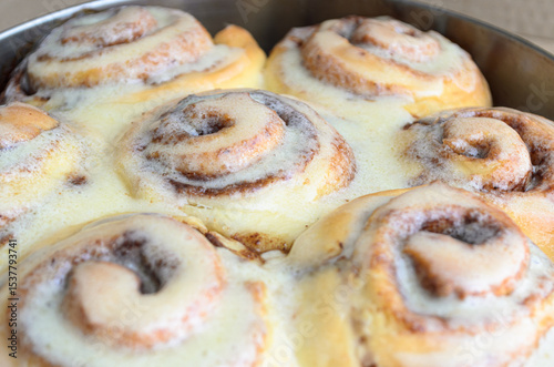 Rollos de canela con frosting de queso crema. Irresistibles y deliciosos. 