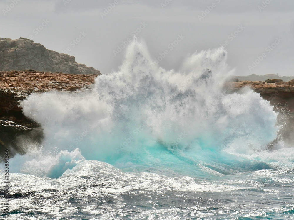 Obraz premium waves crashing on rocks