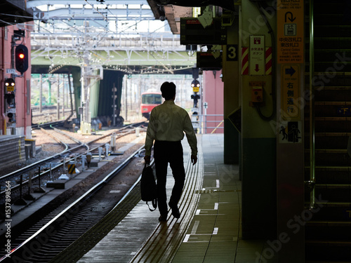 名古屋の金山駅のホームで歩くサラリーマンの姿と駅の風景 photo