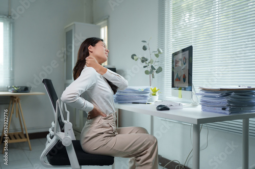 Obraz na plátne Office worker feeling pain in neck after long time working on computer