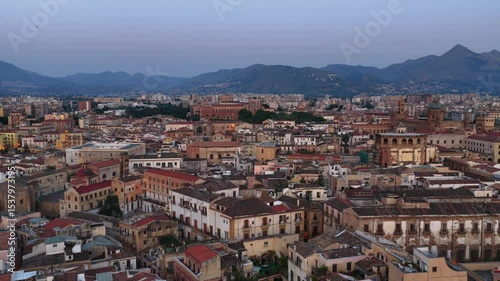 Wallpaper Mural Il centro storico di Palermo visto dall'alto, Silcilia, Italia.
Vista Aerea panaoramica del centro della città di Palermo, cupole, campanili, chiese e monumenti storici. Torontodigital.ca