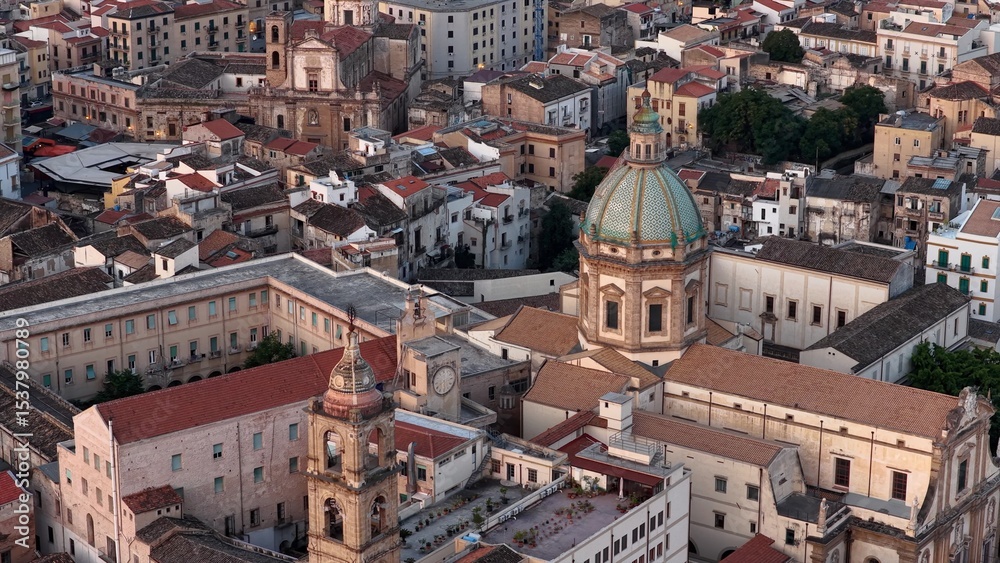 Fototapeta premium Il centro storico di Palermo visto dall'alto, Silcilia, Italia. Vista Aerea panaoramica del centro della città di Palermo, cupole, campanili, chiese e monumenti storici.