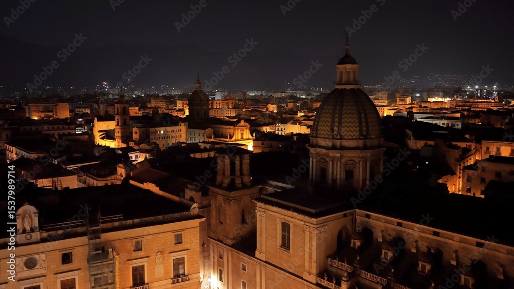 Fototapeta premium Il centro storico di Palermo visto dall'alto, Silcilia, Italia. Vista Aerea panaoramica del centro della città di Palermo, cupole, campanili, chiese e monumenti storici.