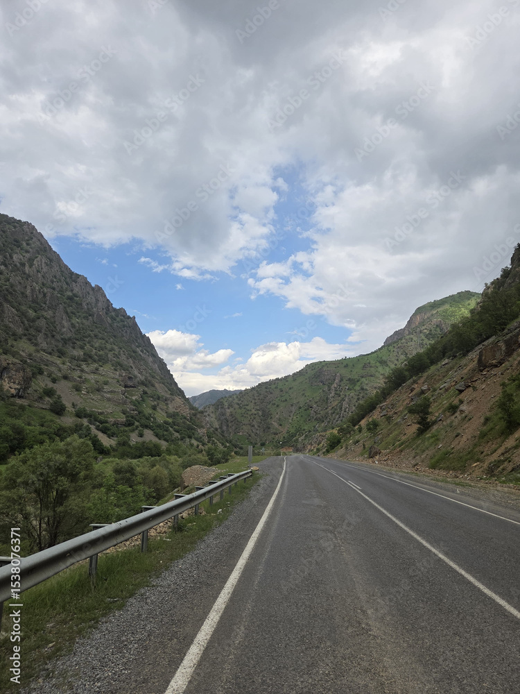 Naklejka premium road in mountains