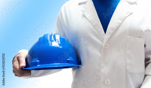 ingegnere, sicurezza sul lavoro, che regge elmetto protettivo, caschetto