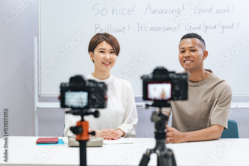 動画撮影する黒人男性と日本人女性