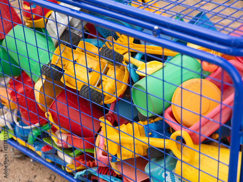 Kinderspielzeug für den Sandkasten im Kindergarten in Nahaufnahme in einer Blauen Gitterbox in Nahaufnahme