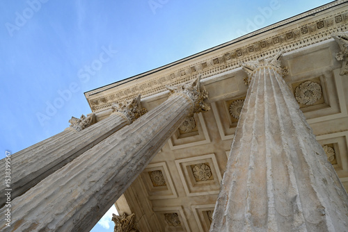 Colonnes de la Maison Carrée vues en contre-plongée