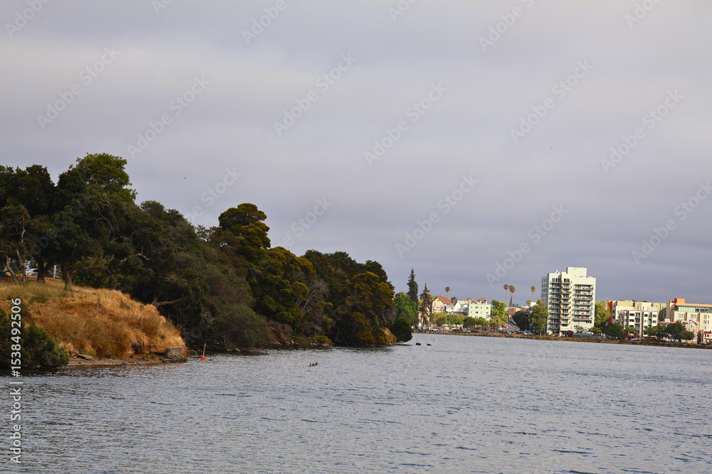 Fototapeta premium Oakland Lake and Cityscape 3