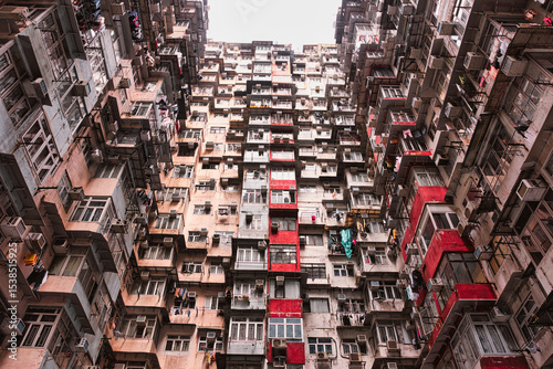 Φωτογραφία Giant architectural complex ( concrete jungle) people call it Monster Building at Quarry Bay King's Road in Hong Kong , the place where the film is framed