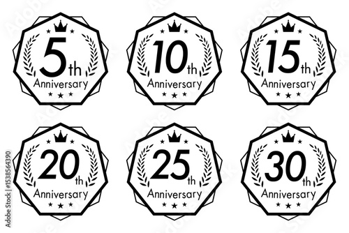 シンプルなモノクロのアニバーサリーロゴセット(5周年 10周年 15周年 20周年 25周年 30周年 お祝い 周年記念 イベント 設立記念 anniversary celebration logo ベクター 編集可能)