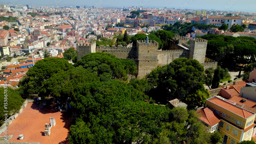 Fototapeta premium vista aera drone cidade de lisboa, rio tejo