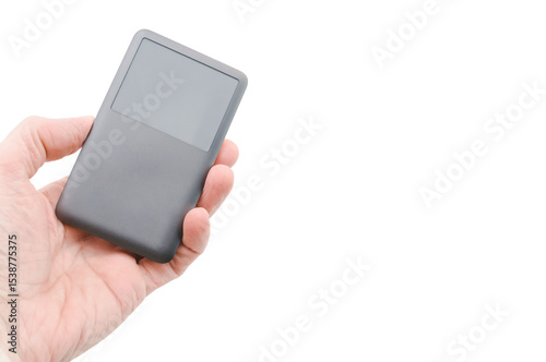 mano che regge apparecchio elettronico con display isolato su sfondo bianco otrasparente