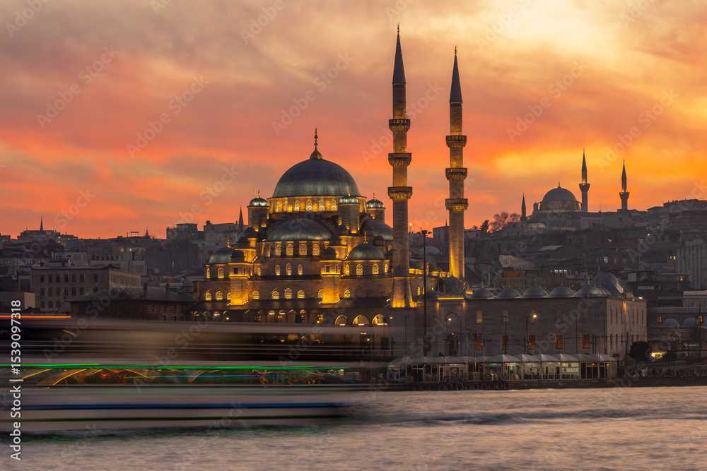 Obraz premium Yeni Mosque on Bosphorus at sunset. Beautiful view of Istanbul