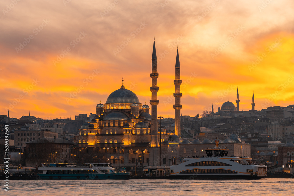 Obraz premium Yeni Mosque on Bosphorus at sunset. Beautiful view of Istanbul