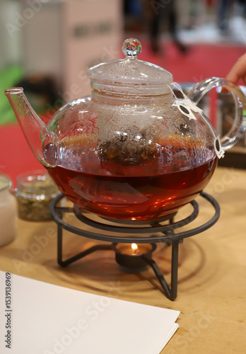 Tetera de cristal con liquido de infusión dentro