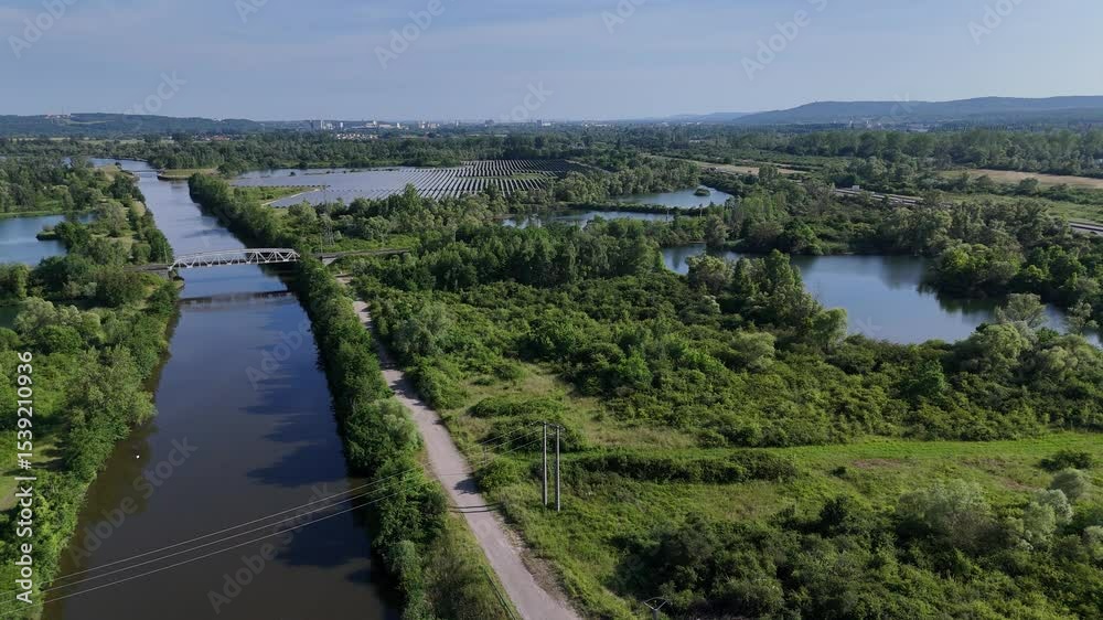 vue aérienne sur la Moselle, au fond la petite centrale photovoltaïque de la Maxe, près de Metz