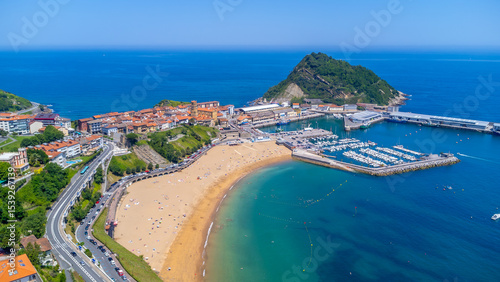 Foto Getaria, basque country, spain, aerial view of the town, beach, and harbor on a