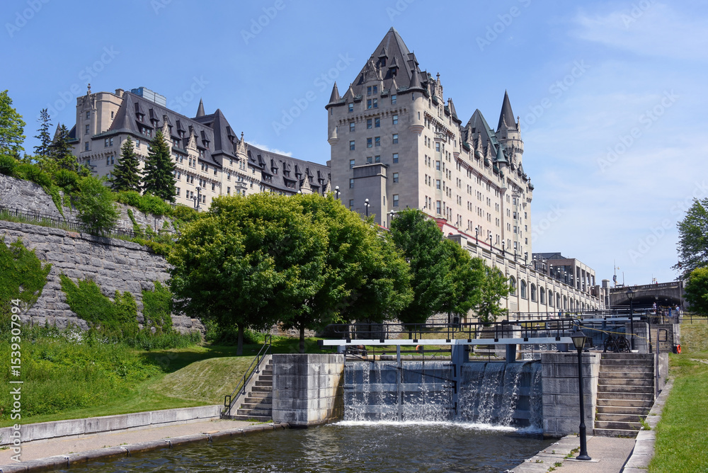 Obraz premium The Rideau Canal locks with Chateau Laurier