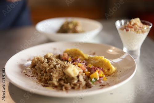 Detalhe do preparo do Baião de Dois — prato típico do Nordeste brasileiro que une arroz, feijão verde, queijo coalho e tradição em cada camada.