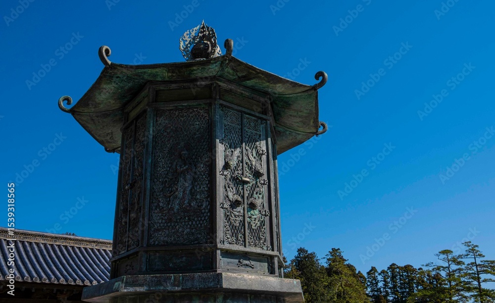 Fototapeta premium 奈良、東大寺、庭園、佛寺、寺院、文化財、木造建築、古代建築、日本文化、歷史名勝、古都京都の文化財、木、綠色、青空、銅灯篭、写真素材