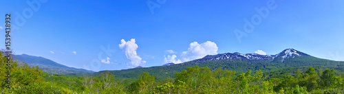 Wallpaper Mural 青森県八甲田、新緑の残雪を残す八甲田山と田代平湿原のパノラマ
 Torontodigital.ca