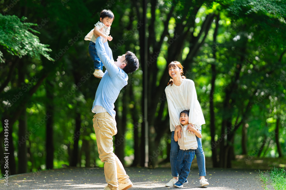 Fototapeta premium 家族に駆け寄る少年
