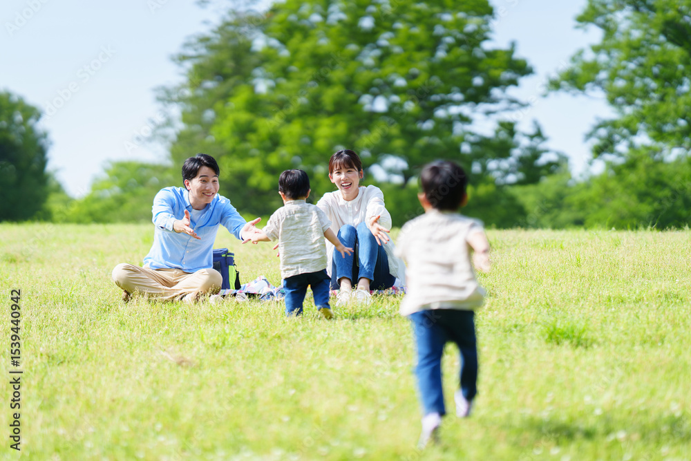 Fototapeta premium 家族に駆け寄る少年