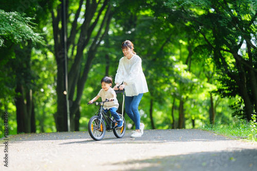 Wallpaper Mural 自転車の練習をする5歳の男の子とフォローする母親 Torontodigital.ca