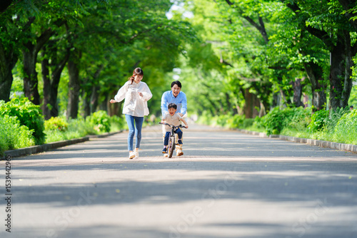 Wallpaper Mural 両親と自転車の練習をする5歳の少年 Torontodigital.ca
