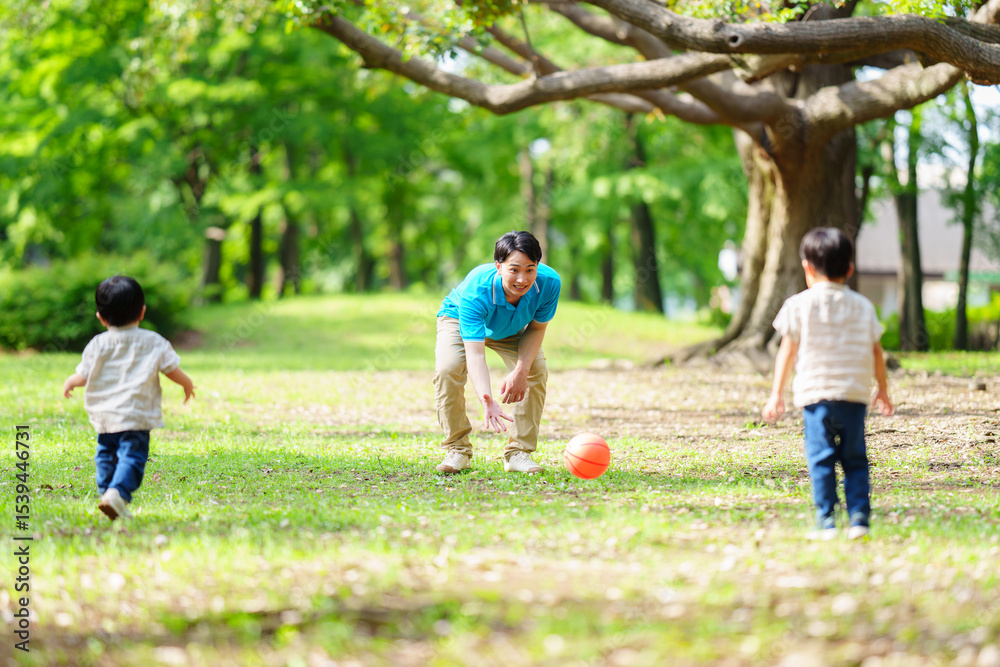 Fototapeta premium 公園で屋外保育する保育士 