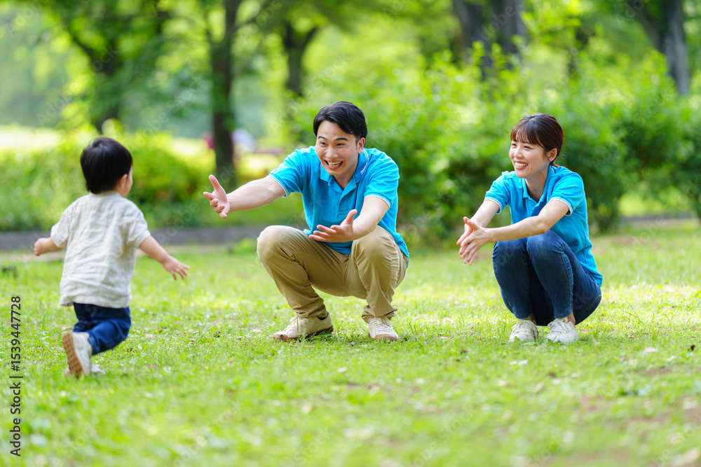 Fototapeta premium 公園で屋外保育する保育士 