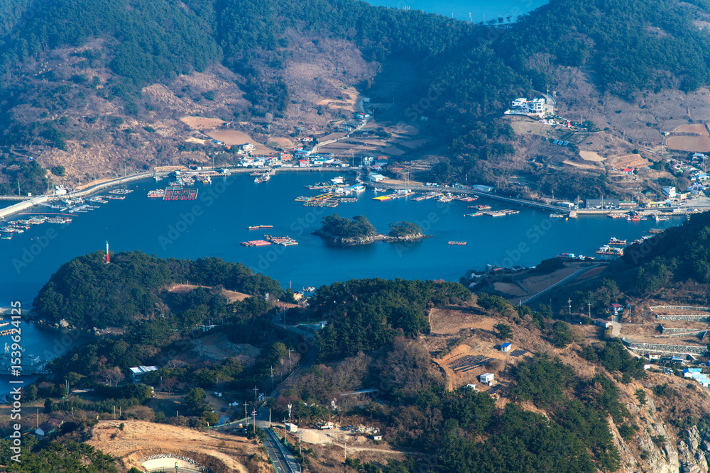 Obraz premium high-angle view of the harbor at the island