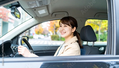 Obraz na płótnie 笑顔で自動車を運転する仮免許を取ったばかりの日本人の若い女性