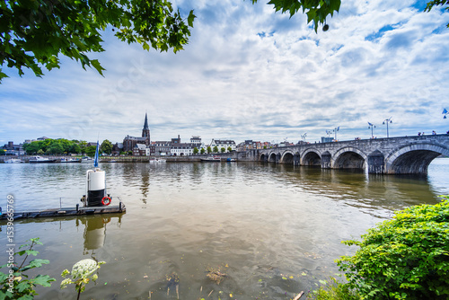 Blick auf die Stadt Maastricht mit Fluss Maas