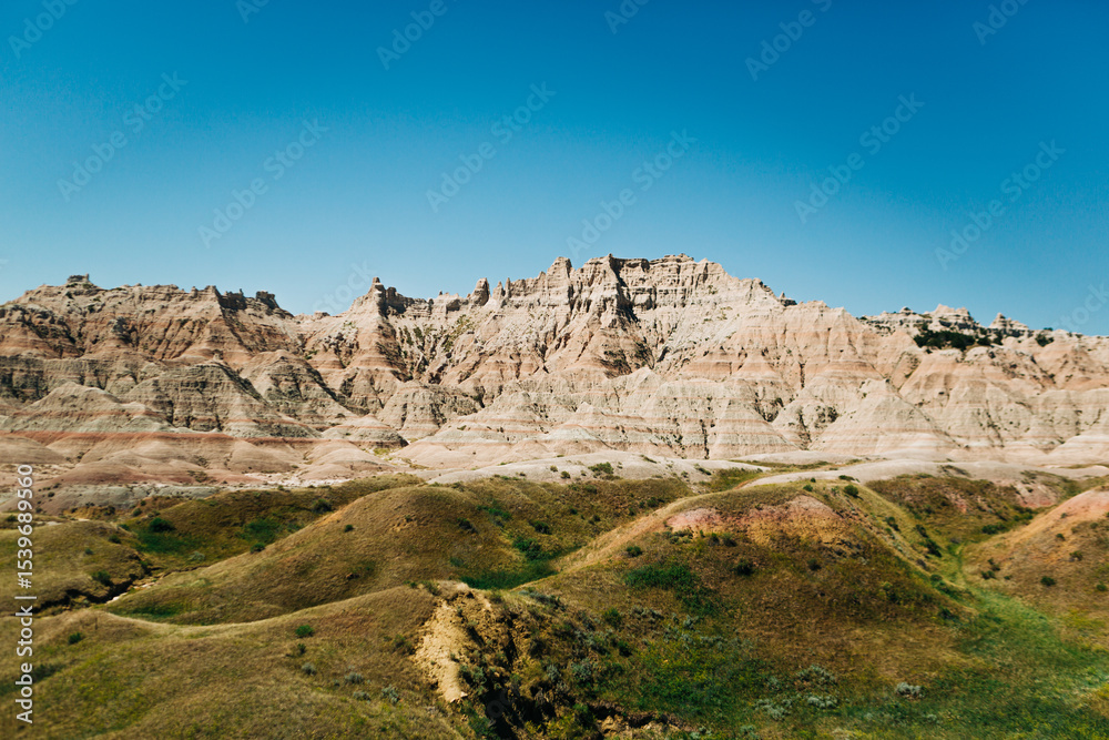 Obraz premium Green hills and Badlands National Park landscape