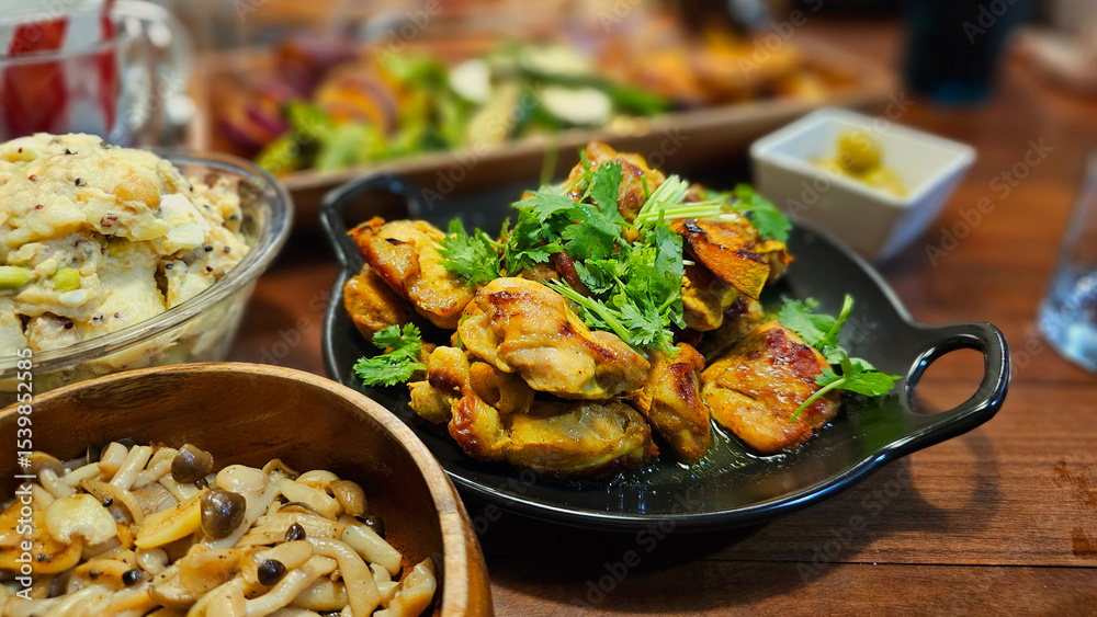 Delicious masala spiced curry grilled chicken with cilantro — Indian tandoori roasted dish with flavorful marinade, served on a black ceramic plate Delicious masala spiced curry grilled chicken with cilantro — Indian tandoori roasted dish with flavorful marinade, served on a black ceramic plate