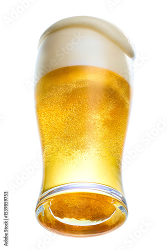 冷えたビールの泡がグラスからこぼれ落ちる、下から見上げる（ローアングル）