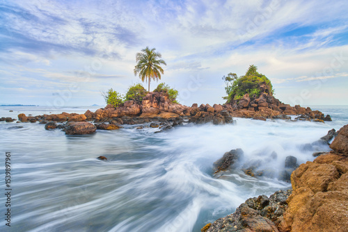 Fotografía Taluak Sikulo, Large rocks and corals on the edge of a beautiful beach