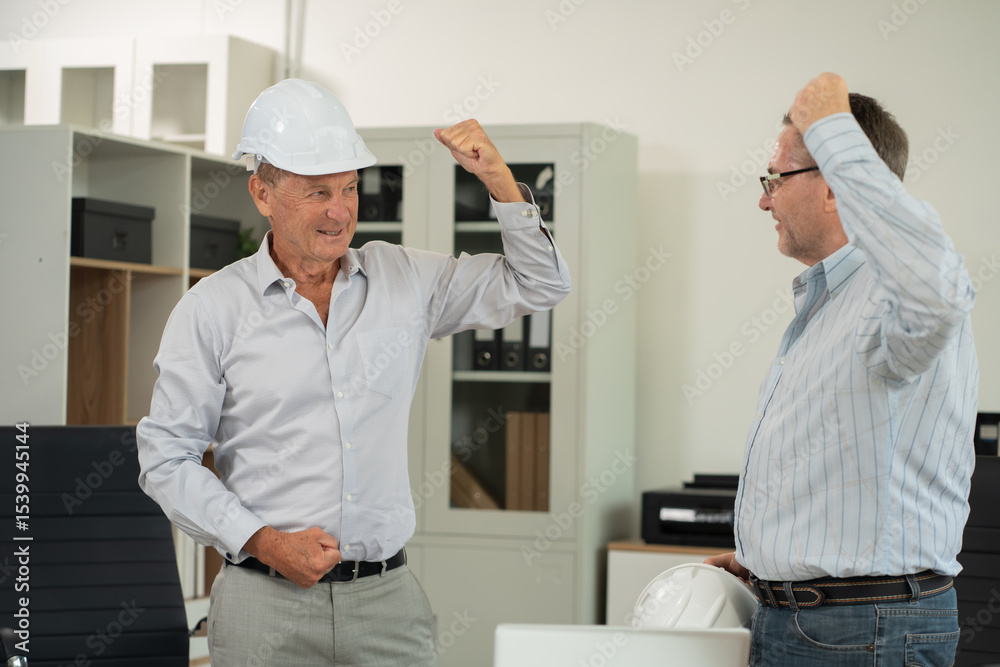 Obraz premium Successful architects, excited engineering team in office.