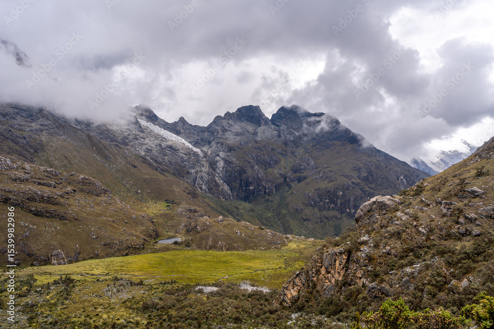 Fototapeta premium Snow-capped mountains and valley along the Laguna 69 trek in Huaraz, Peru