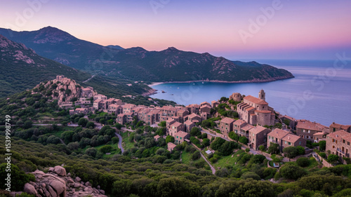 Village côtier du Cap Corse au crépuscule
